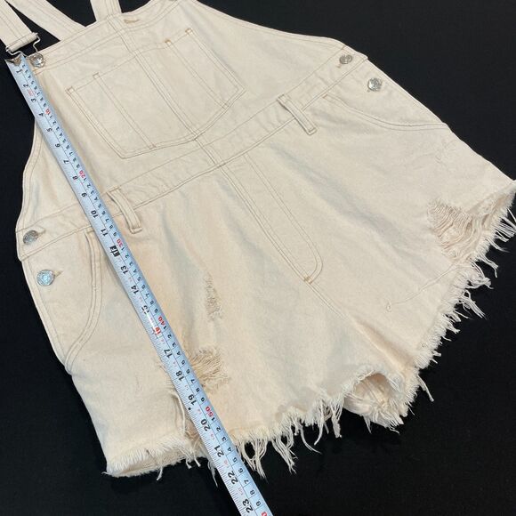~ Free People 30 Shortalls We The Free Cream Distressed Denim Short Overall Fray - Picture 7 of 16